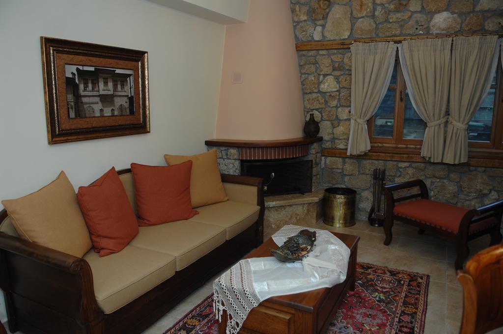 Roes Suites Loutraki  Exterior photo