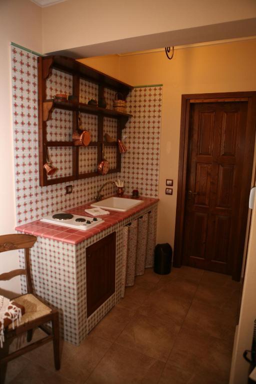 Roes Suites Loutraki  Room photo